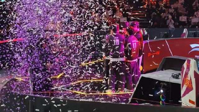 彩带喷出来吓了Zeus一跳有点耳鸣现在哈哈哈​​​