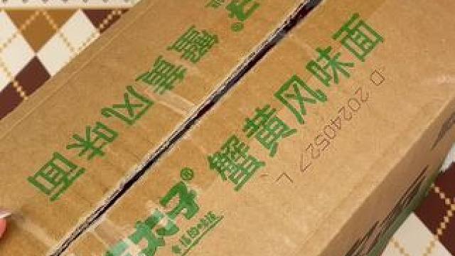 三太子蟹皇干脆面真的从小吃到大啊！！还是原来的味道！咸香酥脆！追剧炫嘎嘎过瘾！#零食推荐 #干脆面 