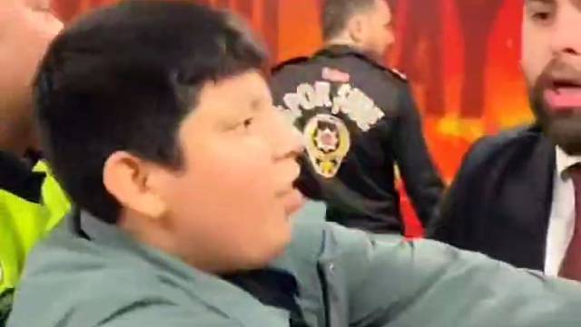 曼城2比2布莱顿的比赛中，多库17次过人13次