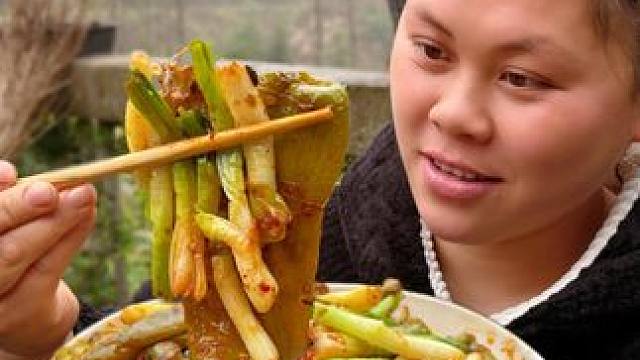 今天用小葱和辣椒做个巨好吃的下饭菜 