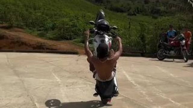 玩摩托车还得看巴西仔 #摩托车 #翘头