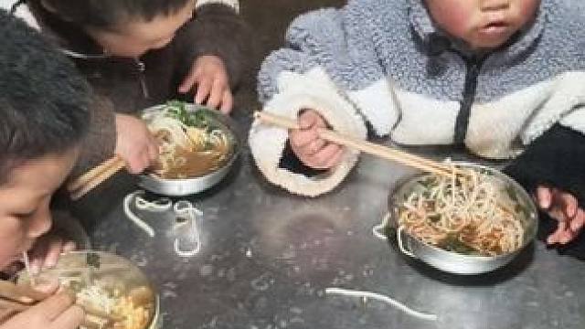 今天煮杂酱米线吃，老大不吃肉，炒了两个鸡蛋给他下米线吃。 #内容启发搜索#内容启发搜索