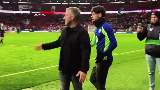 巴塞罗那让二追四可让弗里克开心坏了，把加维抱起来庆祝