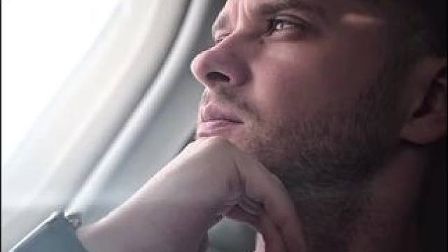 飞机上创意自拍技巧分享 #内容启发搜索 #创作者伙伴计划 #种草 #拍照姿势 #手机自拍技巧