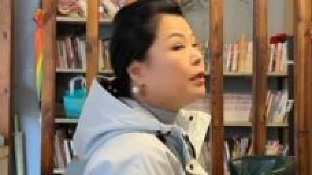 在东北老家，外面下着雪，和老妈一起。在这么一家隐秘的小馆子吃饭，美好两字在此刻具像化。终于不用她辛苦