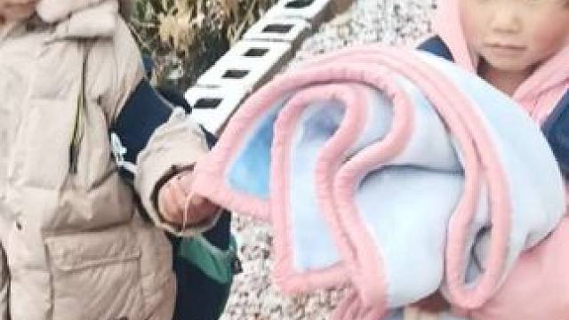 今天下雪了，孩子的爸送老大老二去学校，双胞胎也要跟着去玩。 #内容启发搜索