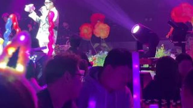 你有好几次问我那是什么#livehouse #音乐现场 #酒吧 #张杰 #这就是爱