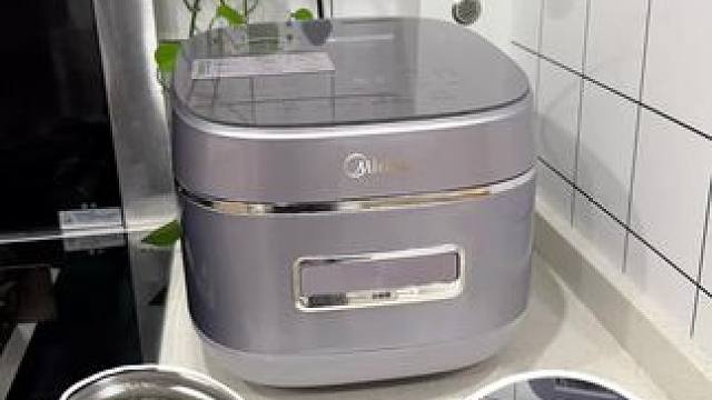 三餐四季，有“花瓣IH”相伴 厨房烟火升腾，承载着生活的温暖。
在这方天地里，煮饭这件小事，却有着大