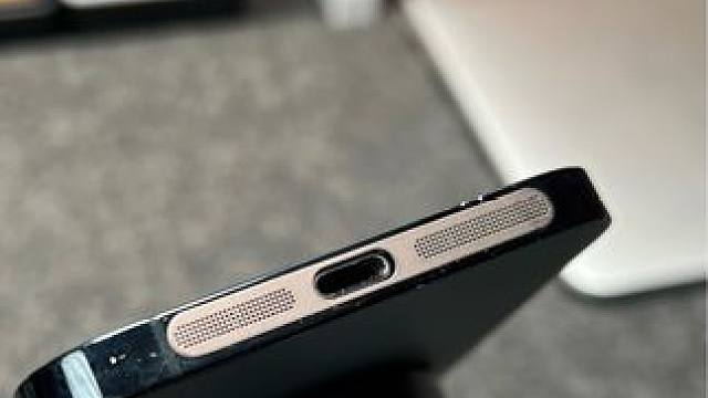 手机扬声器上贴上防尘贴就不怕孔里进灰了，既美观也不会影响原声~#防尘膜 #手机扬声器 #防尘贴 #手