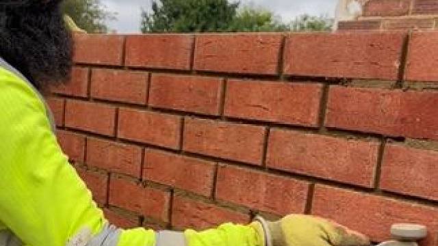 阿拉伯工匠在英国砌筑房屋工作。 #瓜子二手车 #施工工艺 #砌墙 #结实耐用