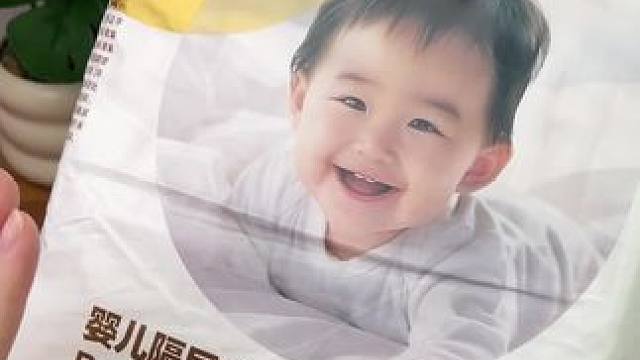 #孕期囤货 宝宝一出生就用的#隔尿垫 ，33乘45的大尺寸，菱形压纹网格，面层绵柔亲肤，不会弄脏床单