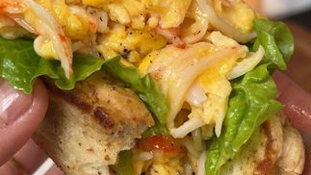 一定要学会这个好好吃的蟹柳滑蛋#蟹柳棒 #早餐 营养美味，谁不喜欢