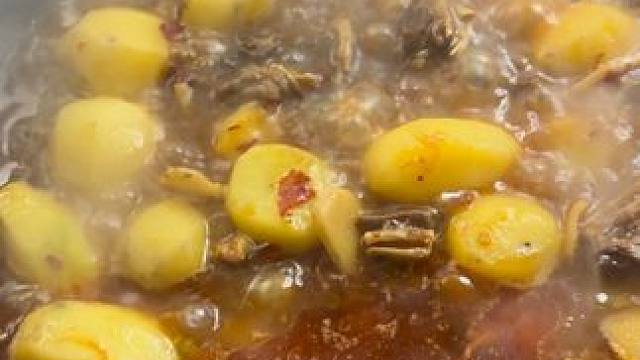 牛腩烧土豆，下饭绝绝子 #农村美食 #大山里的味道 #人间烟火 #尝一口春天的味道