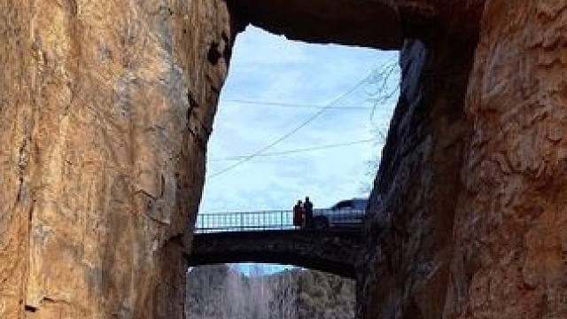 如果你自驾河南辉县，一定不要错过这个小众秘境，太行天门洞，空中是天门，脚下是天桥。也是太行奇壮之一。