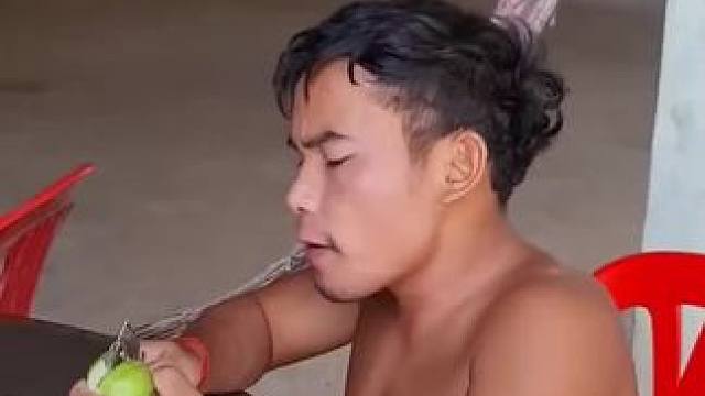 哈哈矮子吃芒果高兴 #东南亚美食 #我的农村生活   #夏天的味道 #萤火计划 #内容启发搜索