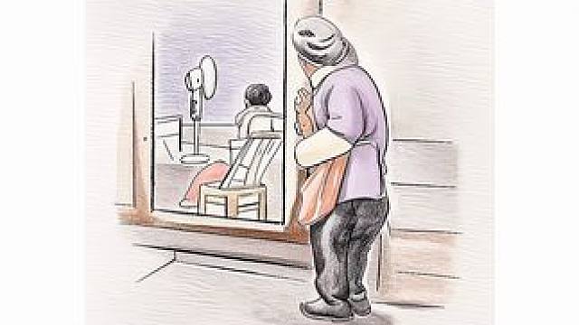 孙女嫌弃奶奶身上的味道
不愿靠近
奶奶只能默默站在门外
偷偷望着孙女
那份小心翼翼、手足无措的爱
令