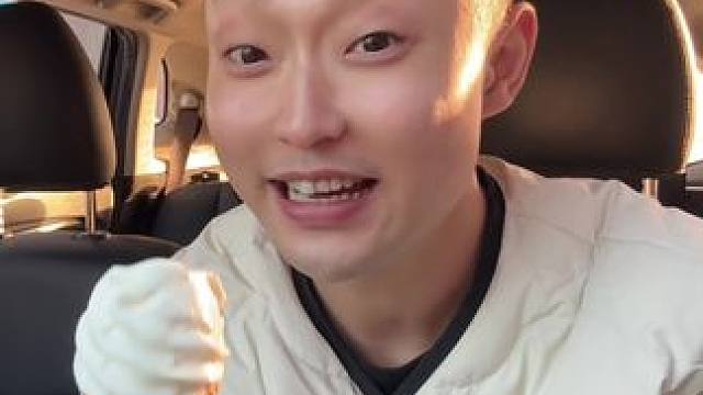 这运气来了啊！谁他都挡不住，上车就能捡个冰激凌吃
