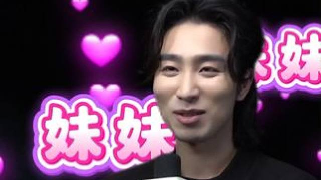 为了更好呈现剧中兄妹间的自然互动，#张弛  和#景甜  提前开启戏外兄妹模式，俩人刚认识就加了联系方