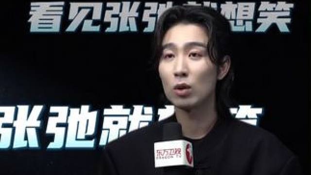 因“喜剧人”被熟知的#张弛  并没有满足于单个赛道，在不断地开拓自己的戏路。《庆余年2》里的黑骑副统