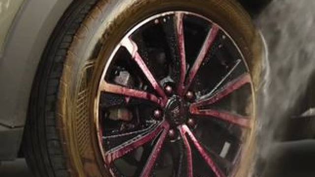 刹车产生的铁粉会吸附在轮毂和漆面上，要及时清理，不然会氧化轮毂和腐蚀漆面#汽车好物 #清洗轮毂