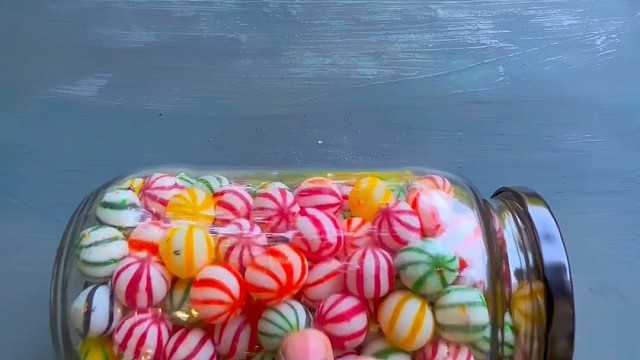 楼梯滚瓶子爆破解压时刻