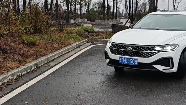 判断车头与马路牙子距离，三个点位新手轻松避免刮蹭