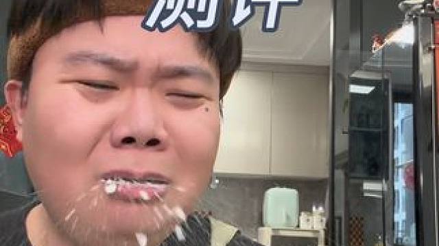 淀粉砖 太好了，学会在嘴里拌水泥了，相信所有人小时候都想尝尝老师手里的那根粉笔，一尝居然是草莓味儿的