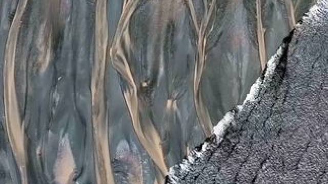 潮水退去，脉络自现，似古树一棵棵，栩栩如生，宛如镶嵌在大地上的一幅画。拍摄于3.18#钱塘江潮汐树 