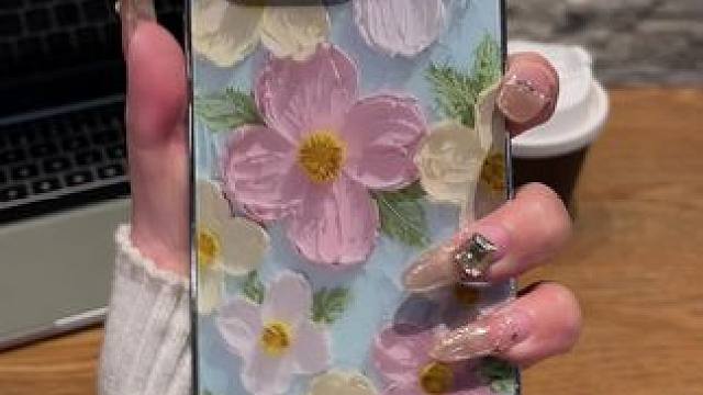 电镀油画小花图案真的很高级，钢化玻璃材质全方位保护手机的壳壳 #镜头保护手机壳 #钢化玻璃手机壳 #