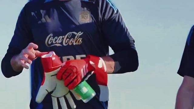 世界杯金手套大马丁开心训练，梅西不在他是老大