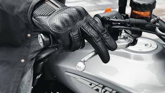 复古第一步，真皮+防护！ #骑行手套 #外星蜗牛手套 #机车穿搭 #摩托车装备