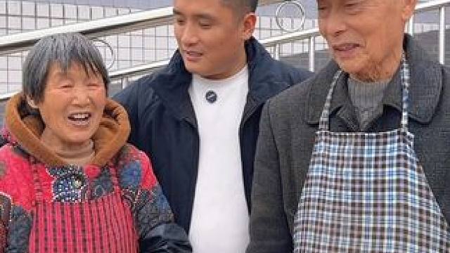 说我看起来比老丈人还老？ 但是我不能阻挡我做一个勤快女婿，老婆爷爷过80大寿，一定要好好表现#家庭日