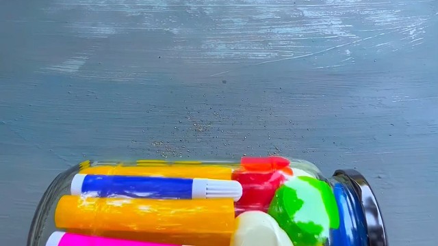 楼梯滚瓶子爆破解压时刻