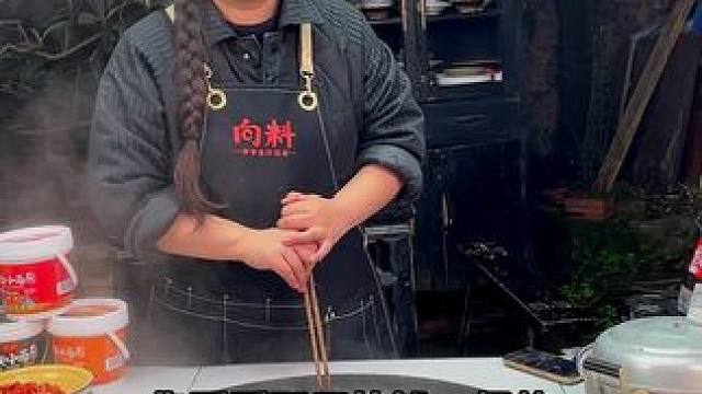 4块一桶小面调料你敢吃吗？胖妹家的小面调料讲究的是真材实料，优选好品质的花椒辣椒，吃得就是一个安心放