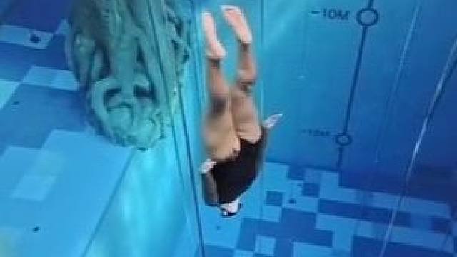 自由潜水下潜水35米深水区，沉浸式感受一下憋气的压迫感！ #游泳打卡 #游泳技巧 #自由潜水 #水下