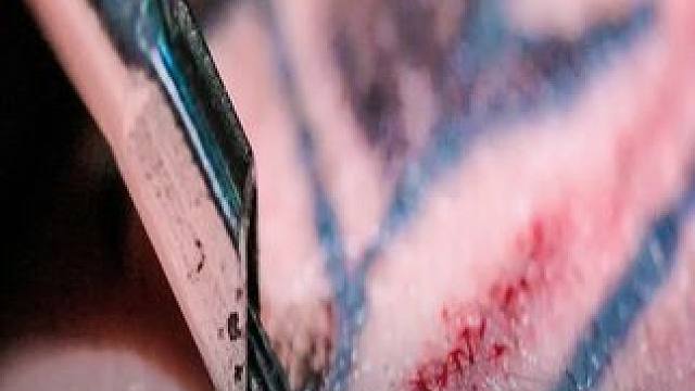 纹身图案是如何纹上去的？慢镜头下一目了然，隔着屏幕都觉得疼 #纹身 #涨知识 #科普