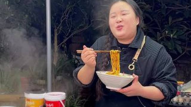 大晚上的确实有点饿了，谁看到这碗面不流口水啊！#妈呀太香了 #重庆小面 #嘎嘎好吃 #调料