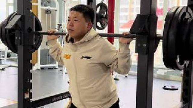 健身是25年成长内容，运动是种生活方式。#健身 #深蹲