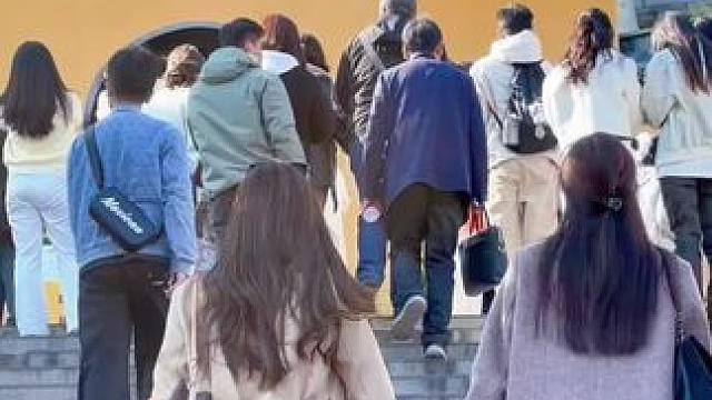 2025年3月20日 南京鸡鸣寺樱花 此时的鸡鸣寺樱花已逐渐开放 鸡鸣寺樱花即将盛开 总要来趟南京吧