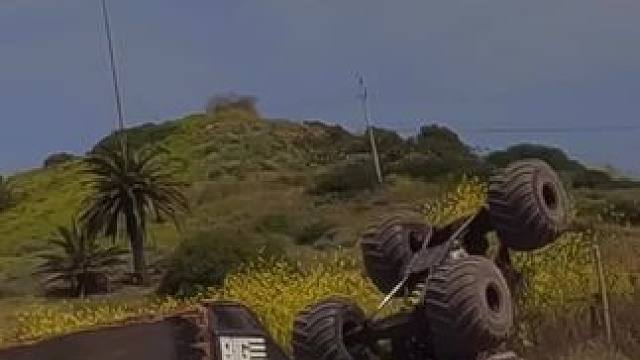 暴力大脚怪#机车 #专业动作请勿模仿 #极限运动