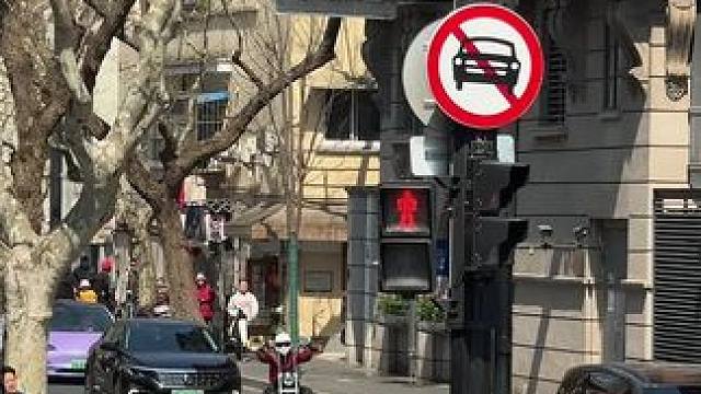魔都小哥哥的造型还是太浮夸了#上海街头