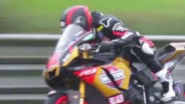 摔车不松手-也许这就是骑士精神#motogp #摩托车比赛