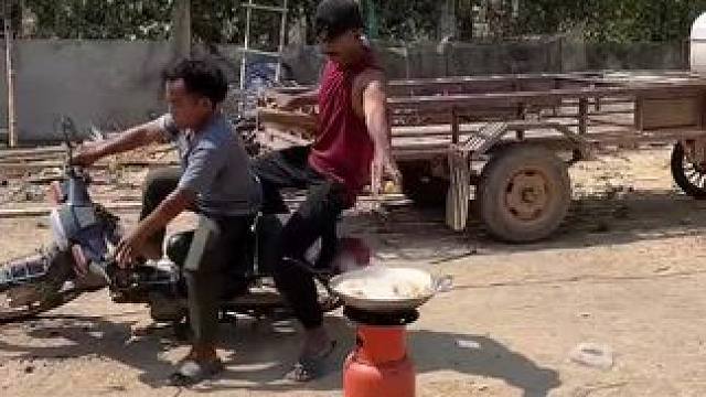 哈哈矮子骑摩托车️做美食 #田园生活乐趣多 #东南亚矮子#哈哈哈哈哈哈我要笑死了 #内容启发搜索 #