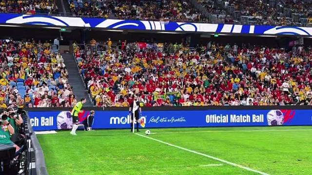 现场实拍古德温角球助攻米勒破门，澳大利亚进球太轻松