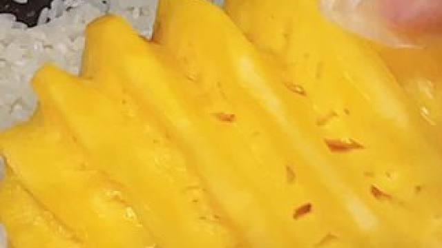 把菠萝放到大米中，出锅就是西餐厅人人都爱吃的经典美食 