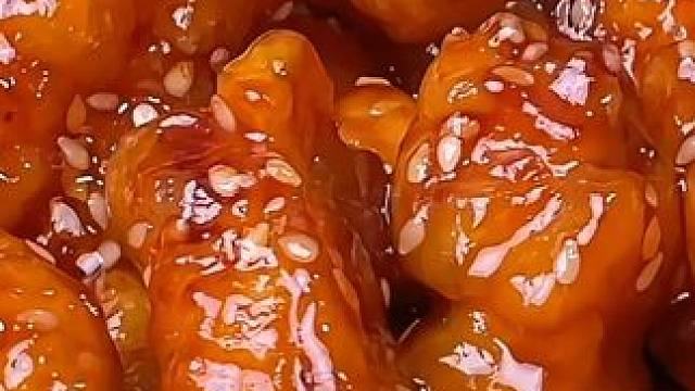 做糖醋里脊调糊很重要，否则做出来不够酥脆好吃 