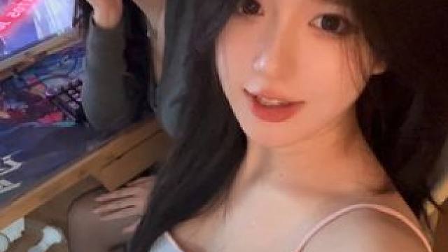 看看还有谁爱玩电脑#内容过于真实 #腼腆害羞内向社恐文静小女生 #穿搭