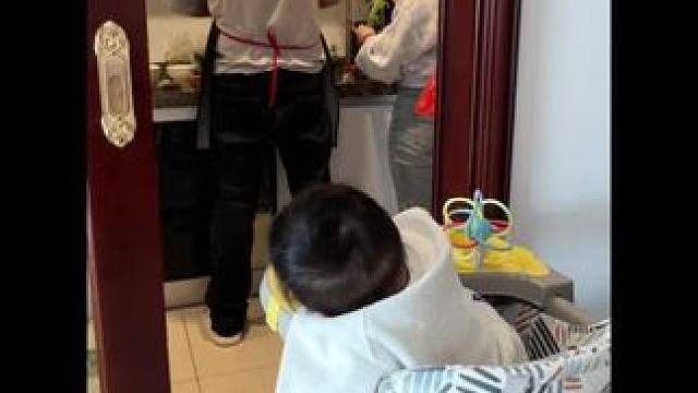 一家三口在一起的意义就是爸爸不用孤身一人在外奋斗妈妈不用当留守妇女孩子不用当留守儿童
或许这几年生活