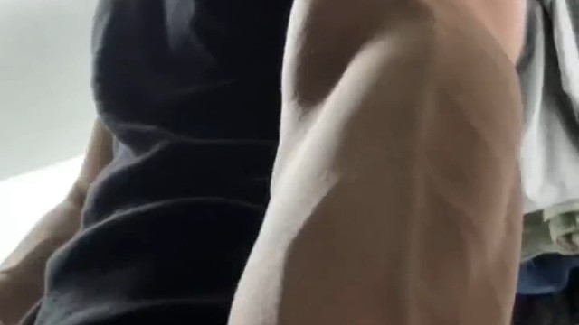 “那晚我和你聊到凌晨三点 以为你爱上了我 后来我才知道你还没下班”