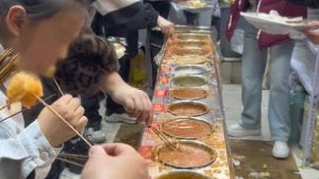 呃…虽然看着有点那啥，但真香啊！ #街边小吃 #省饭课代表 #太原沾串 #山西美食